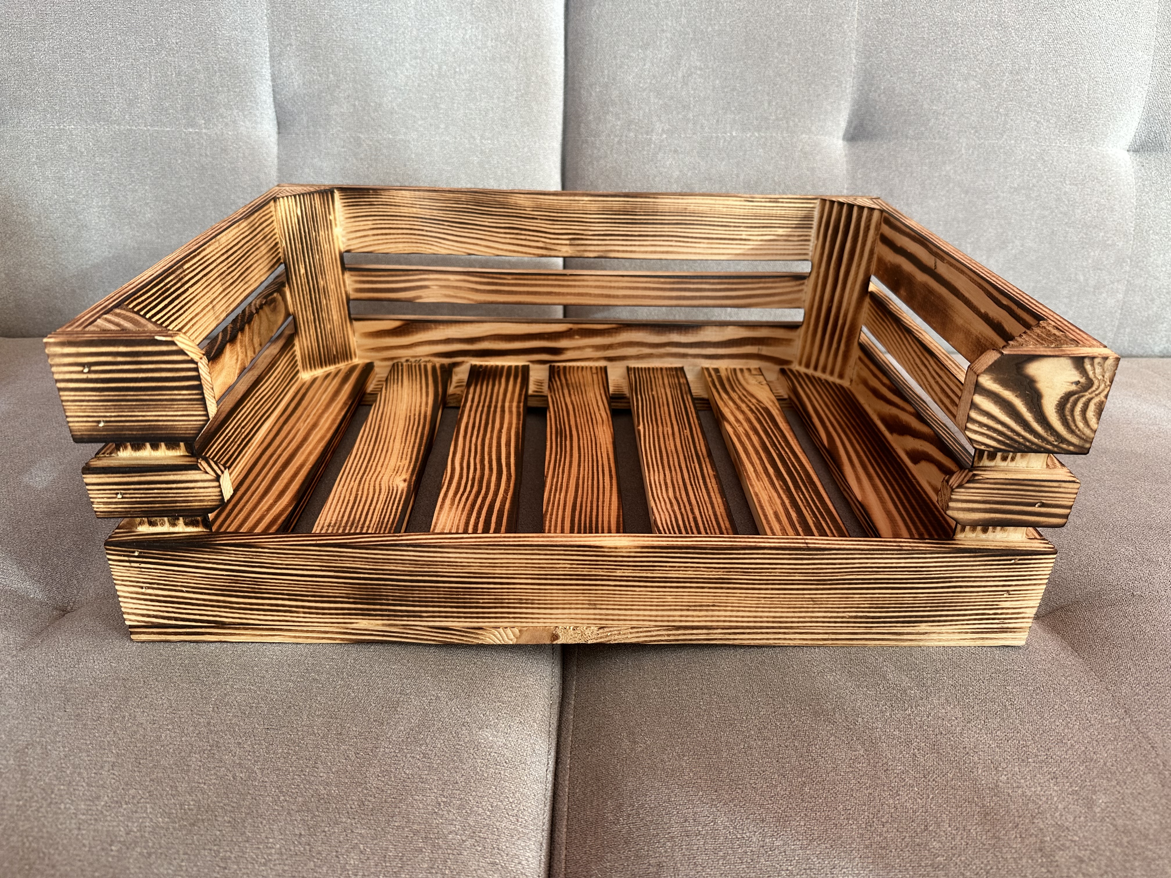 Dřevěný pelíšek pro malého psa nebo kočku