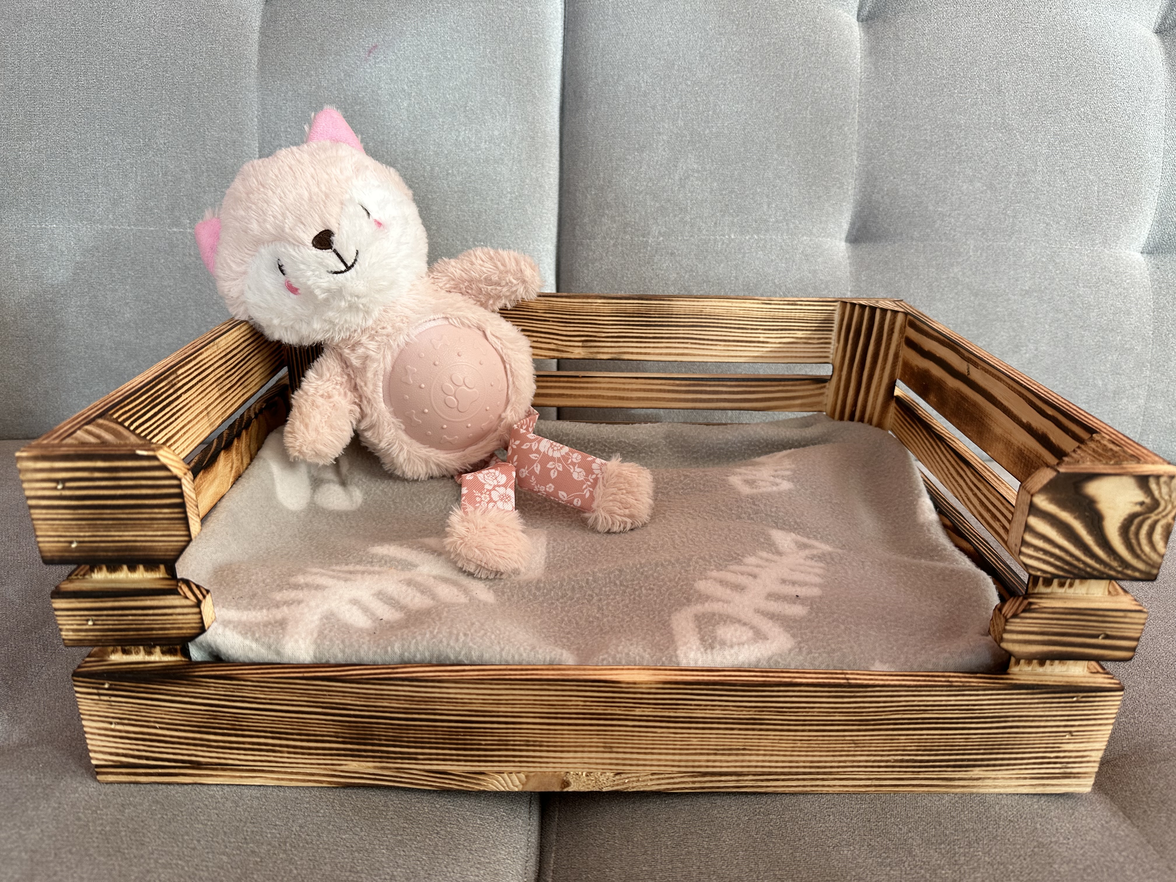 Dřevěný pelíšek pro malého psa nebo kočku